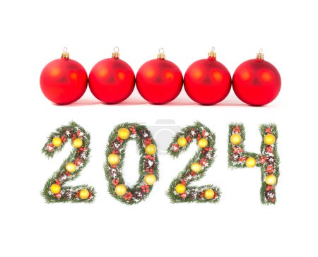 Téléchargez les photos : Boule de Noël rouge et 2024 nombre fait par branches d'arbre de Noël isolé sur fond blanc - en image libre de droit