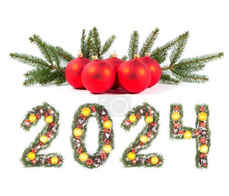 Foto de Bola roja de navidad y número 2024 hecha por ramas de árbol de navidad aisladas sobre fondo blanco - Imagen libre de derechos