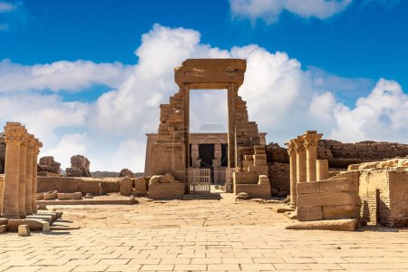 Téléchargez les photos : Dendera temple in a sunny day, Luxor, Egypt - en image libre de droit