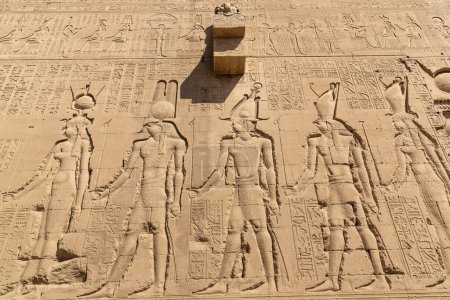 Téléchargez les photos : Dendera temple in a sunny day, Luxor, Egypt - en image libre de droit