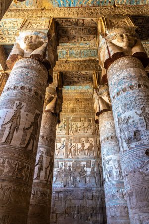 Foto de Interior of Dendera temple in a sunny day, Luxor, Egypt - Imagen libre de derechos