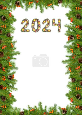 Foto de Marco del árbol de Navidad y número 2024 hecho por ramas de árbol de Navidad aisladas sobre fondo blanco - Imagen libre de derechos