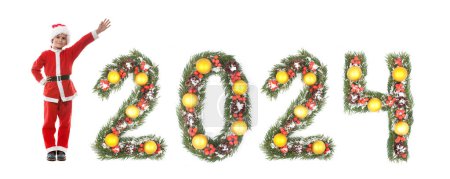 Téléchargez les photos : Garçon habillé en Père Noël et 2024 nombre fait par branches d'arbre de Noël isolé sur fond blanc - en image libre de droit
