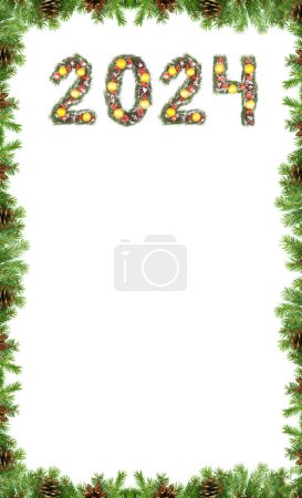 Téléchargez les photos : Arbre de Noël cadre et 2024 nombre fait par branches de sapin de Noël isolé sur fond blanc - en image libre de droit