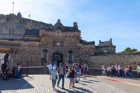 Foto de EDINBURGH, Reino Unido - 11 de junio de 2022: Castillo de Edimburgo en un día de verano en Edimburgo, Escocia, Reino Unido - Imagen libre de derechos