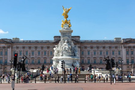 Téléchargez les photos : LONDRES, Royaume-Uni - 17 JUIN 2022 : Victoria Memorial et Buckingham Palace à Londres par une journée d'été ensoleillée, Royaume-Uni - en image libre de droit
