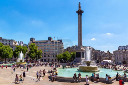 Téléchargez les photos : LONDRES, ROYAUME-UNI - 26 JUIN 2022 : Colonne de Nelson à Trafalgar Square par une journée ensoleillée à Londres, Angleterre, Royaume-Uni - en image libre de droit