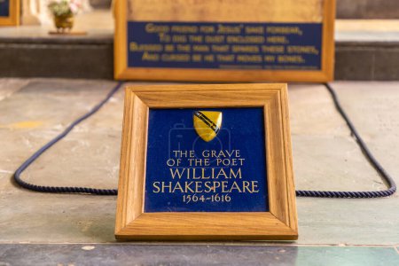 Foto de STRATFORD-UPON-AVON, Reino Unido - 11 de junio de 2022: La tumba del poeta William Shakespeare en la Iglesia de la Santísima Trinidad en Stratford upon Avon, Reino Unido - Imagen libre de derechos