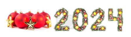 Téléchargez les photos : Boule de Noël rouge et 2024 nombre fait par branches d'arbre de Noël isolé sur fond blanc - en image libre de droit
