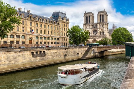 Téléchargez les photos : Bateau de croisière fluvial et Notre Dame de Paris est l'un des symboles les plus célèbres de Paris en une journée d'été, France - en image libre de droit