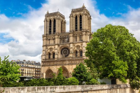 Foto de Notre Dame de Paris es uno de los símbolos más famosos de París en un día de verano, Francia - Imagen libre de derechos