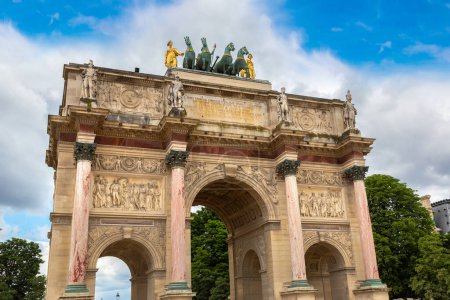 Téléchargez les photos : Arc de Triomphe du Carrousel à Paris en une journée d'été, France - en image libre de droit