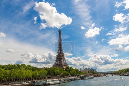Téléchargez les photos : Tour Eiffel et Seine à Paris par une journée ensoleillée d'été, France - en image libre de droit