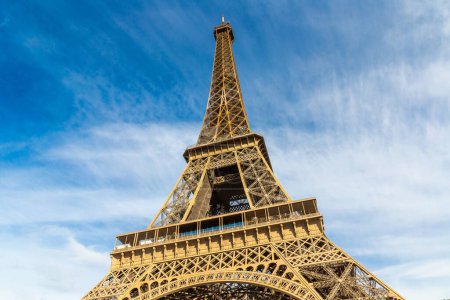 Téléchargez les photos : Tour Eiffel à Paris par une journée ensoleillée d'été, France - en image libre de droit