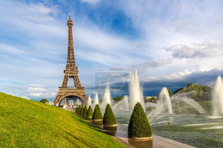Téléchargez les photos : Tour Eiffel et fontaines du Trocadéro à Paris au coucher du soleil, France - en image libre de droit