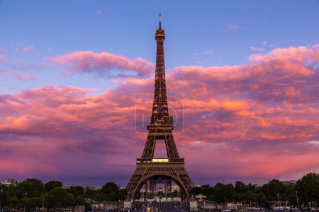 Téléchargez les photos : Tour Eiffel à Paris lors d'un magnifique coucher de soleil, France - en image libre de droit