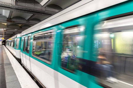 Foto de Paris Metro es uno de los sistemas subterráneos más grandes del mundo en París en un día de verano, Francia - Imagen libre de derechos