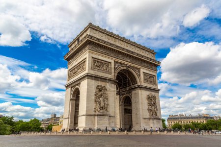 Téléchargez les photos : Paris Arc de Triomphe (Arc de Triomphe) à Paris en été, France - en image libre de droit