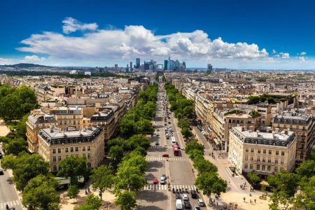 Téléchargez les photos : Vue aérienne panoramique de Paris et de l'avenue Charles de Gaulle et du quartier des affaires de La Défense depuis l'Arc de Triomphe, France - en image libre de droit