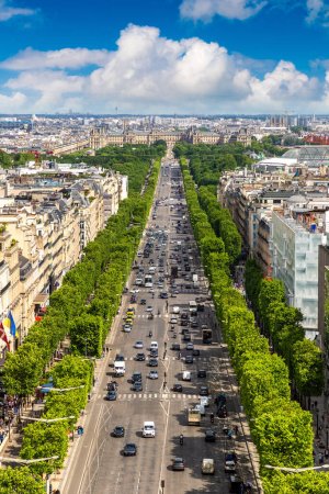 Téléchargez les photos : Vue aérienne panoramique de Paris et de l'avenue des Champs-Elysées depuis l'Arc de Triomphe lors d'une journée d'été, France - en image libre de droit