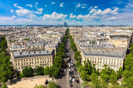 Téléchargez les photos : Vue aérienne panoramique de Paris depuis l'Arc de Triomphe lors d'une journée d'été, France - en image libre de droit