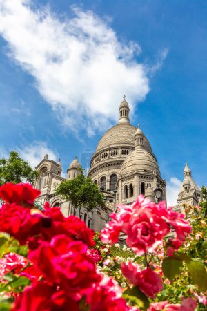 Basílica del Sagrado Corazón en la colina de Montmartre en París (Basílica del Sagrado Corazón) en un día de verano, Francia