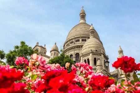 Foto de Basílica del Sagrado Corazón en la colina de Montmartre en París (Basílica del Sagrado Corazón) en un día de verano, Francia - Imagen libre de derechos