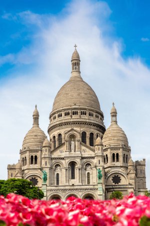 Foto de Basílica del Sagrado Corazón en la colina de Montmartre en París (Basílica del Sagrado Corazón) en un día de verano, Francia - Imagen libre de derechos