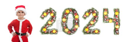 Téléchargez les photos : Garçon habillé en Père Noël et 2024 nombre fait par branches d'arbre de Noël isolé sur fond blanc - en image libre de droit