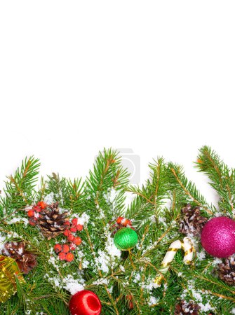 Téléchargez les photos : Fond de Noël avec boules et décorations et neige, baie de houx, cônes isolés sur blanc - en image libre de droit