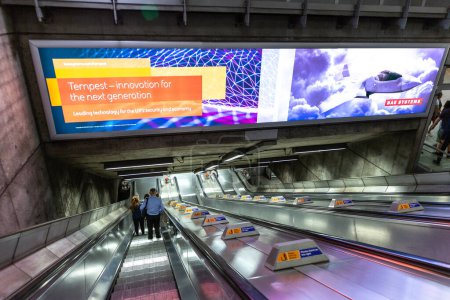 Téléchargez les photos : LONDRES, ROYAUME-UNI - 26 JUIN 2022 : Escalator à la station de métro Westminster à Londres Station de métro à Londres, Angleterre, Royaume-Uni - en image libre de droit