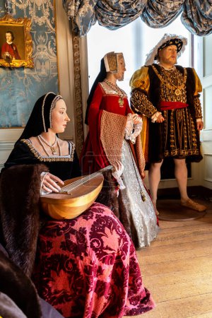 Foto de WARWICK, Reino Unido - 11 de junio de 2022: Las seis esposas de Enrique VIII en el castillo de Warwick - es un castillo medieval construido por Guillermo el Conquistador en 1068, Reino Unido - Imagen libre de derechos
