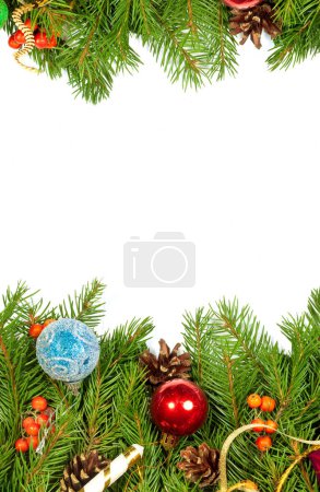 Foto de Fondo navideño con bolas y decoraciones aisladas sobre fondo blanco - Imagen libre de derechos