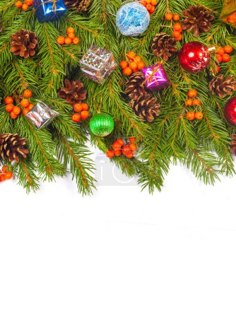 Foto de Fondo navideño con bolas y decoraciones aisladas sobre fondo blanco - Imagen libre de derechos