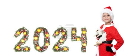 Téléchargez les photos : Nouvel an chinois. Garçon tenant un lapin de Noël et 2024 nombre fait par branches d'arbre de Noël isolé sur fond blanc - en image libre de droit