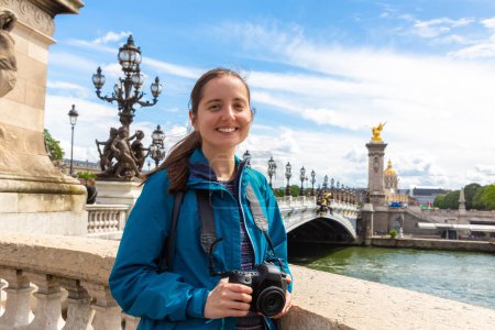 Téléchargez les photos : Femme voyageuse au Pont Alexandre III à Paris en été, France - en image libre de droit