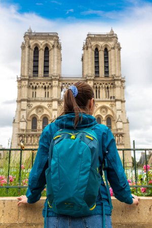Foto de Mujer viajera en Notre Dame de Paris es uno de los símbolos más famosos de París en un día de verano, Francia - Imagen libre de derechos