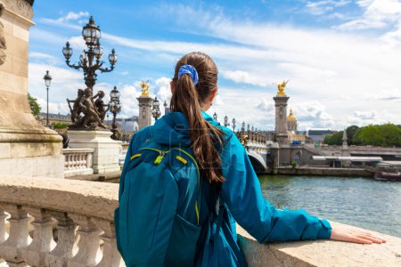 Foto de Mujer viajera en Bridge Pont Alexandre III en París en un día de verano, Francia - Imagen libre de derechos