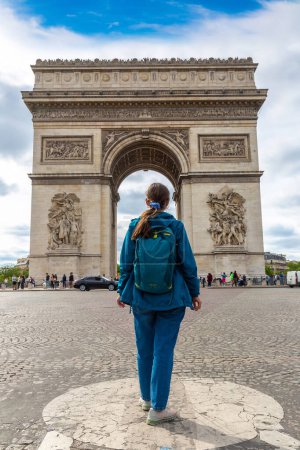 Téléchargez les photos : Voyageuse à Paris Arc de Triomphe (Arc de Triomphe) en été, France - en image libre de droit