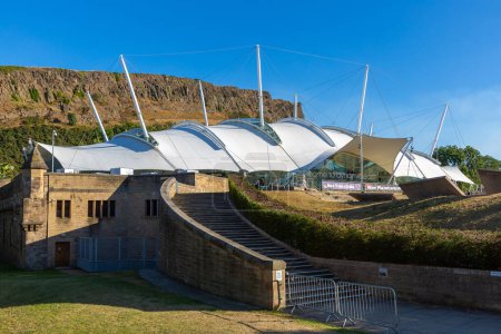 Téléchargez les photos : EDINBURGH, Royaume-Uni - 14 JUIN 2022 : Centre dynamique des sciences de la Terre lors d'une journée d'été à Édimbourg, Écosse, Royaume-Uni - en image libre de droit
