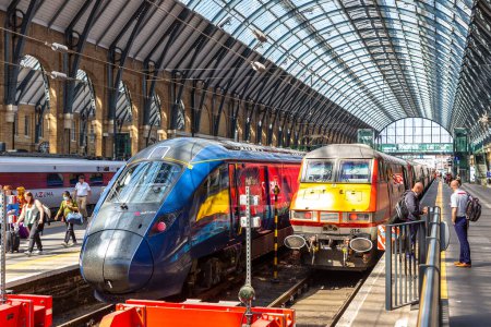 Téléchargez les photos : LONDRES, ROYAUME-UNI - 26 JUIN 2022 : Train au quai de la gare de Kings Cross à Londres, Angleterre, Royaume-Uni - en image libre de droit