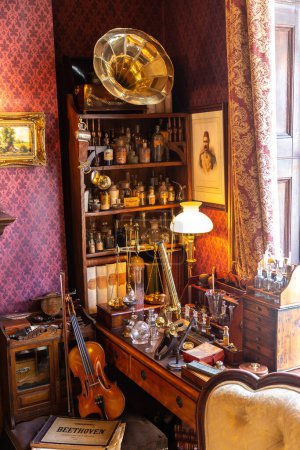 Foto de LONDRES, EL REINO UNIDO - 26 DE JUNIO DE 2022: Vintage interior of The Sherlock Holmes Museum in Victorian style at Baker street in London, England, UK - Imagen libre de derechos