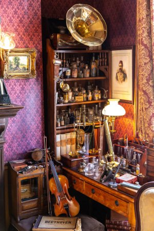 Téléchargez les photos : LONDRES, ROYAUME-UNI - 26 JUIN 2022 : Vintage interior of The Sherlock Holmes Museum in Victorian style at Baker street in London, England, UK - en image libre de droit