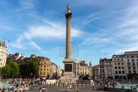 Téléchargez les photos : LONDRES, ROYAUME-UNI - 26 JUIN 2022 : Colonne de Nelson à Trafalgar Square par une journée ensoleillée à Londres, Angleterre, Royaume-Uni - en image libre de droit
