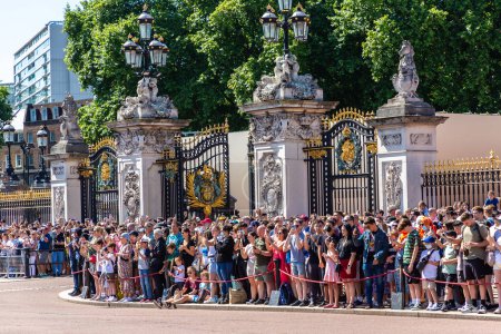 Téléchargez les photos : LONDRES, ROYAUME-UNI - 17 JUIN 2022 : Une foule de personnes devant le palais de Buckingham assiste au changement de la garde à Londres par une journée ensoleillée d'été, Royaume-Uni - en image libre de droit