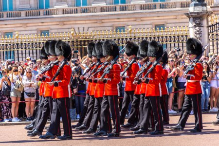 Foto de LONDRES, Reino Unido - 17 de junio de 2022: Ceremonia de cambio de guardia frente al Palacio de Buckingham en Londres en un soleado día de verano, Reino Unido - Imagen libre de derechos
