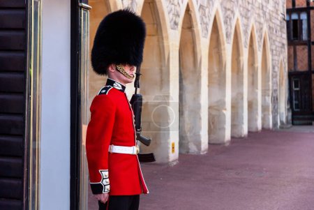 Foto de WINDSOR, Reino Unido - 19 de junio de 2022: Guardia Real de servicio en el Castillo de Windsor en Windsor en un soleado día de verano, Reino Unido - Imagen libre de derechos