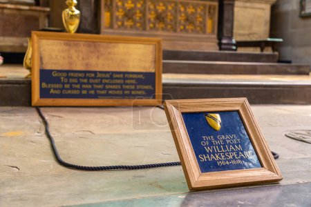 Foto de STRATFORD-UPON-AVON, Reino Unido - 11 de junio de 2022: La tumba del poeta William Shakespeare en la Iglesia de la Santísima Trinidad en Stratford upon Avon, Reino Unido - Imagen libre de derechos
