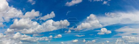 Téléchargez les photos : Panorama du beau ciel avec des nuages de fond dans une journée d'été ensoleillée - en image libre de droit