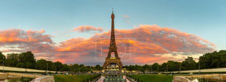 Téléchargez les photos : Panorama de la Tour Eiffel à Paris lors d'un magnifique coucher de soleil, France - en image libre de droit